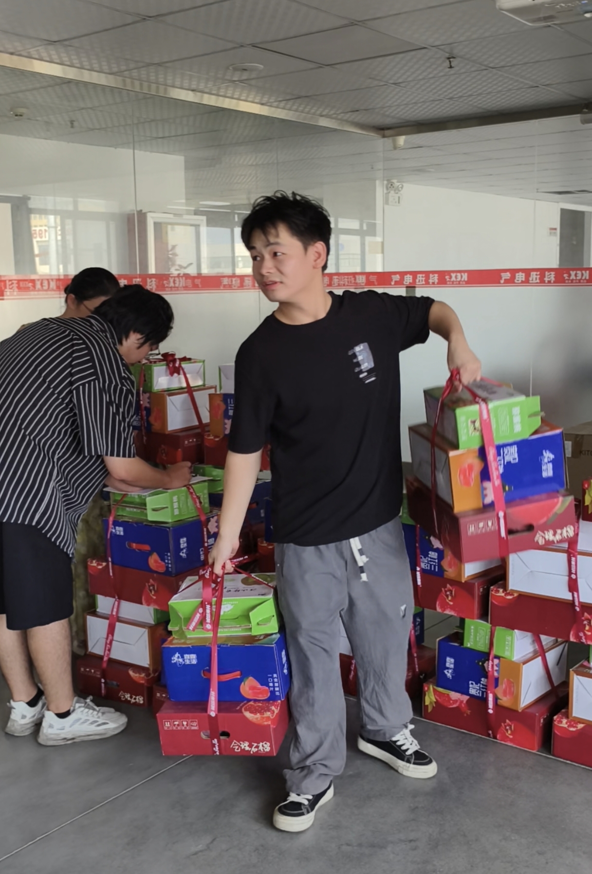 I anledning Mid-Autumn Festival har Kexun Electric laget utsøkte gaveesker til hver ansatt.