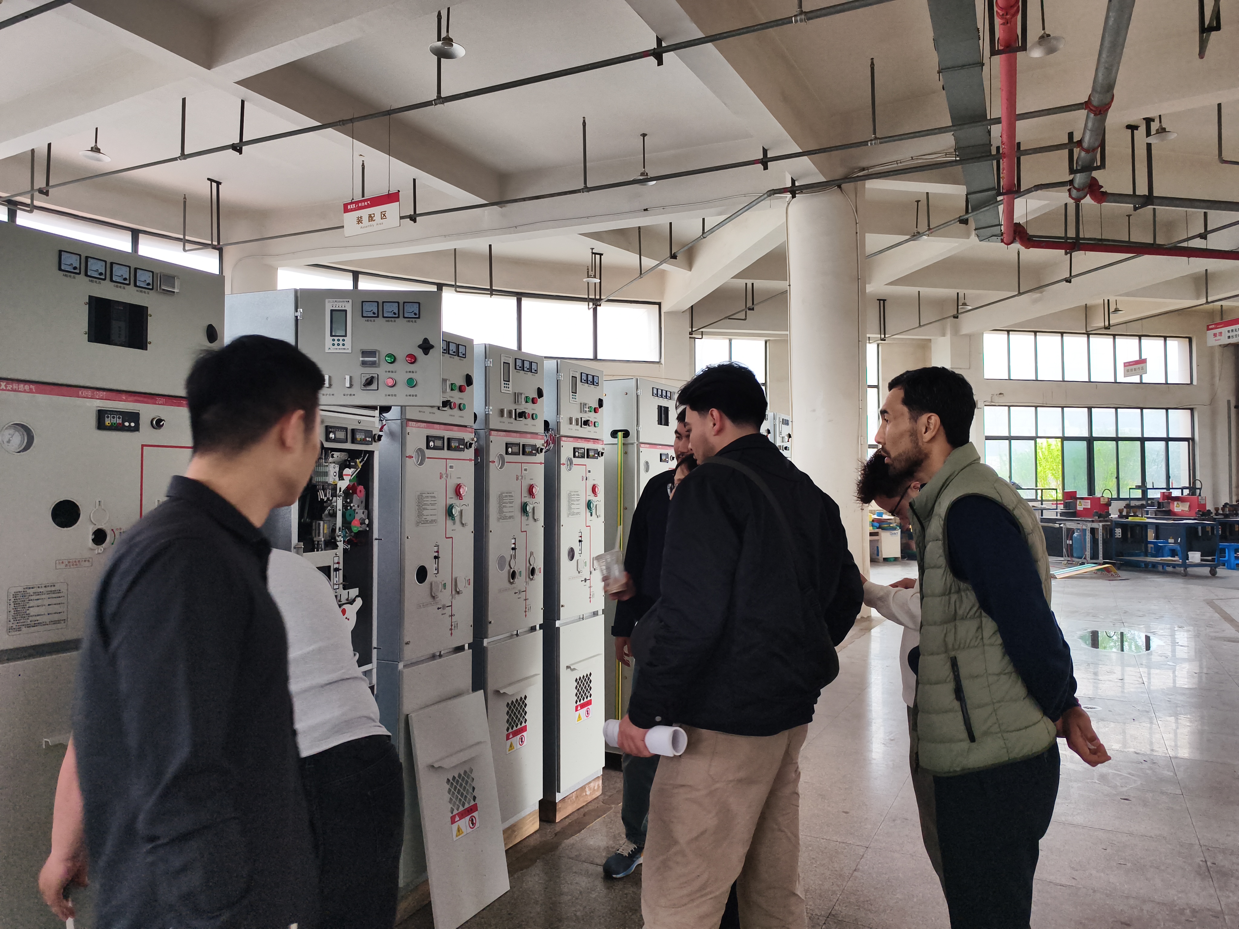 Kasakhstan-kunder besøker Kexun Electrics produksjonsbase for høyspenningskraftdistribusjonsutstyr